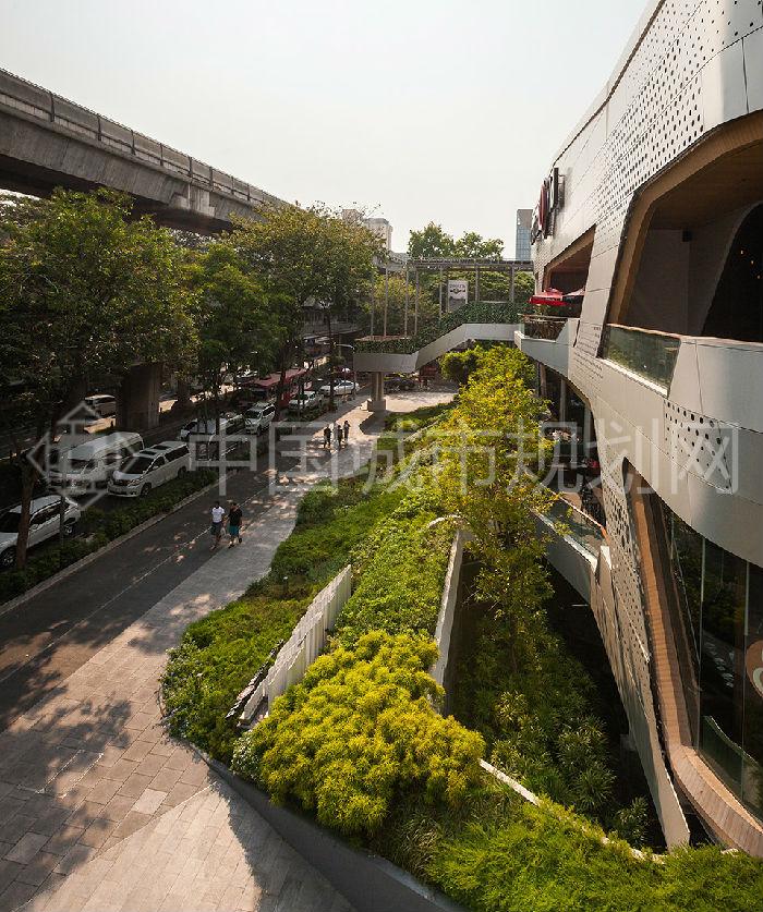 从街道看去，通风空间如今完全被隐藏在绿地景观后面，同时绿地景观也起到了防止行人不慎坠落的作用。同时，可以使得行人在看到之后有种赏心悦目之感。.jpg